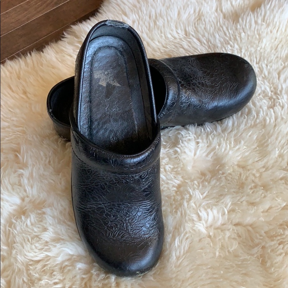 Dansko tooled clogs 38 black leather.